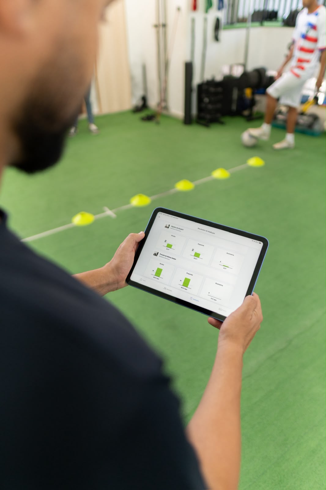 Fisioterapeuta acompanhando testes objetivos em um atleta