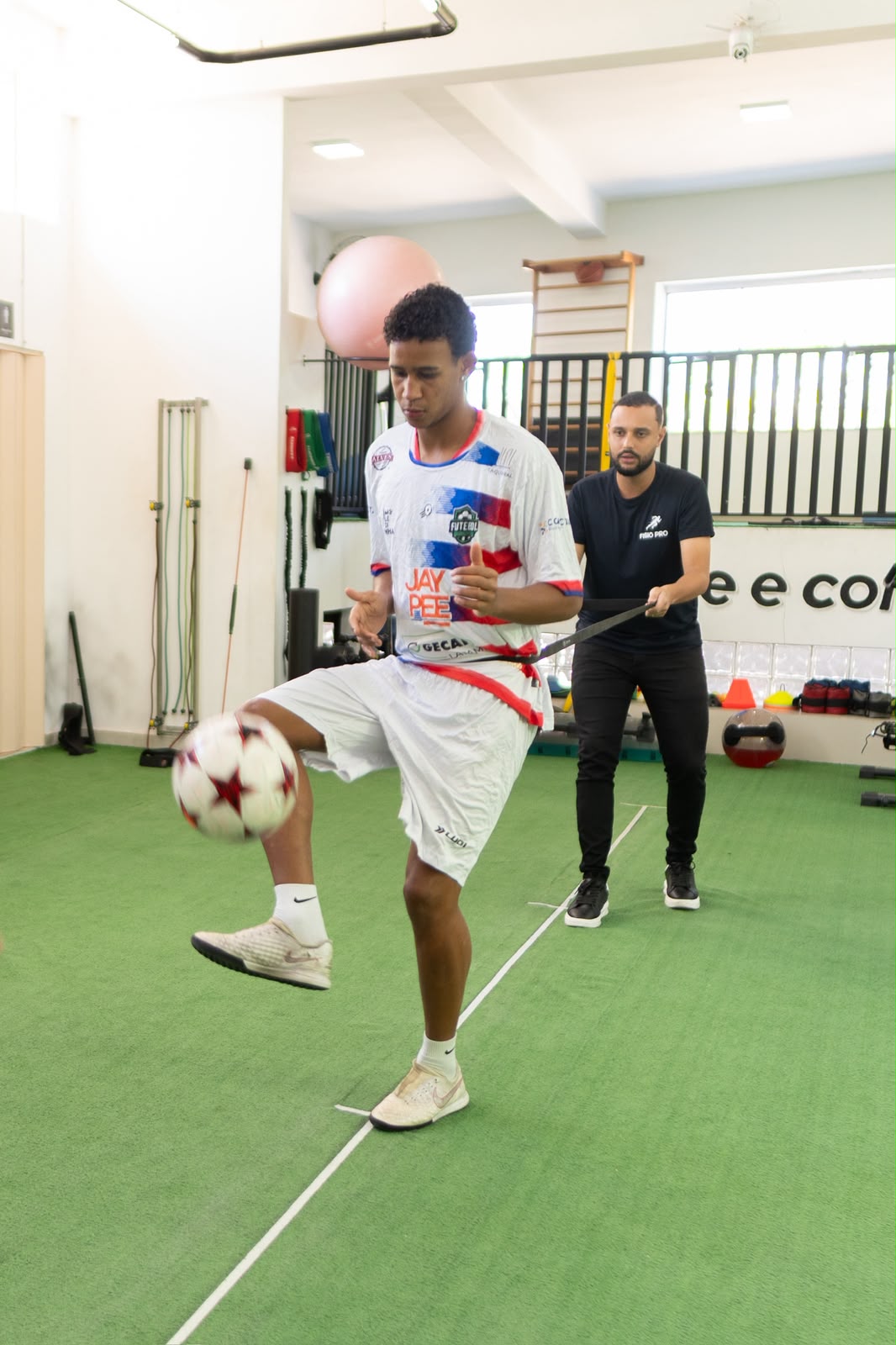 Atleta realizando exercício específico durante a reabilitação esportiva
