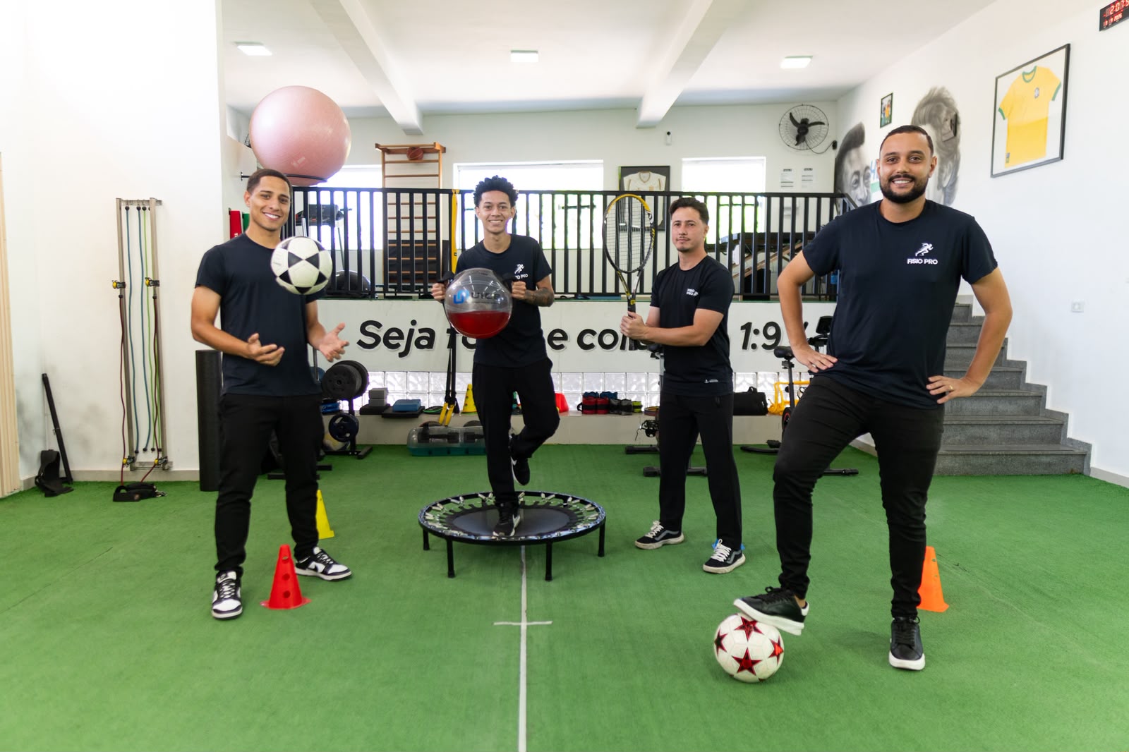 Equipe Fisio Pro reunida no ambiente de treinamento